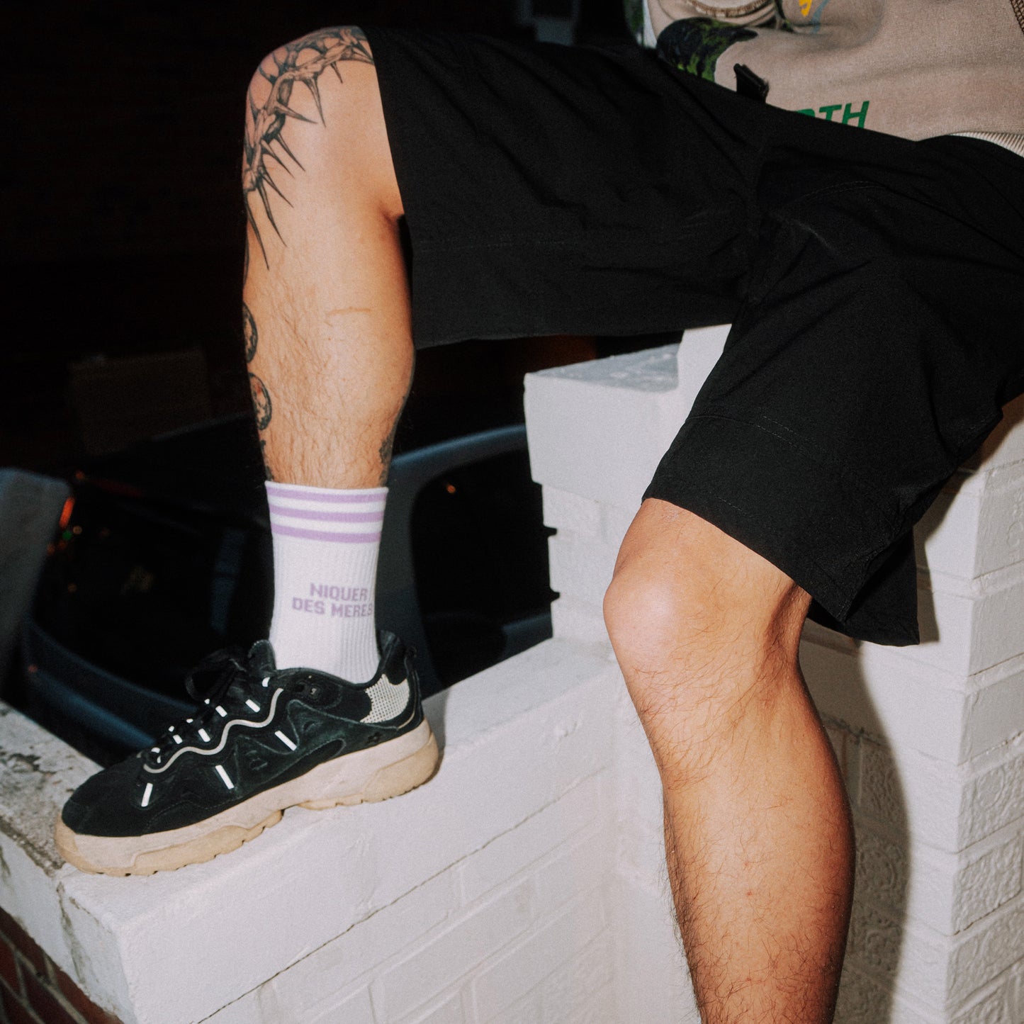 NIQUER DES MERES LILA - WHITE SOCKS